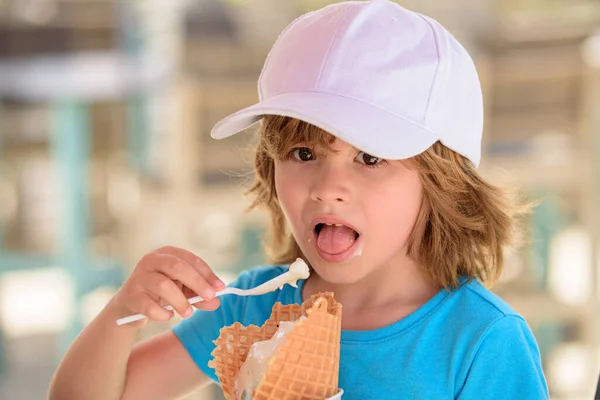Niño comiendo helado en la cafetería. —  Fotos de Stock