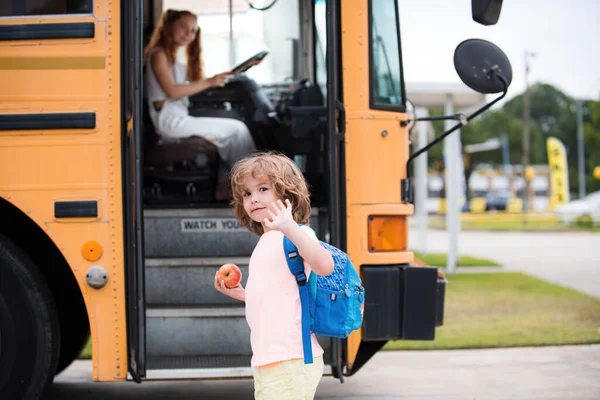 Zurück zur Schule und eine glückliche Zeit. Bildung: Lächelnder Grundschüler bereit für Bus. — Stockfoto