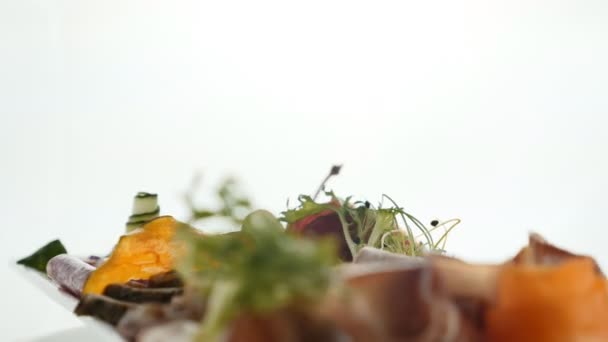 Comida elegante prato branco. Restaurante pratos de menu de carne. Comida de restaurante, foco seletivo . — Vídeo de Stock