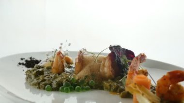 Lezzetli aperatifler, tapas yemekleri. Restoran yemekleri, seçici odaklanma, döngü, 360.