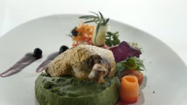 Mutfak tasarımı, lüks gastronomi. Yemekleri taşıyın. Dilimlenmiş Dana etli Moleküler Yemek.