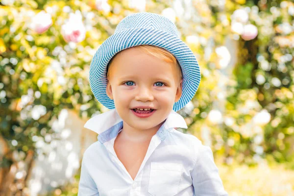 Porträt eines glücklichen Kindes. Kind hat Herbstfreude. Netter verspielter Junge mit lustigem Fratzengesicht. — Stockfoto