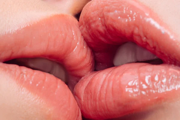 Primer plano de la boca de las mujeres besar y lamer los labios. Un beso sensual. Un labio sexy. Lesbianas ternura pareja, LGBT lgbtq. — Foto de Stock