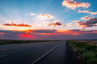 Boş otoyol asfalt yolu ve güzel gökyüzü günbatımı manzarası.