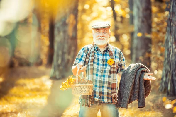 Bearded man in hat on a background of trees. Fashion portrait man. Old aged funny man. Old bearded man with axe. Summer camping. Farmer relax in forest. — Stock Photo, Image