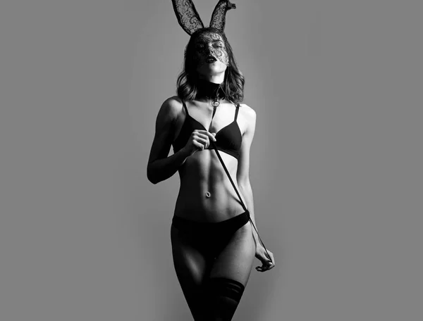 美丽性感的年轻女子戴着黑色面具复活节兔子, 看起来非常感性。复活节女人女性与性感的屁股摆姿势穿着兔子耳朵在复活节天. — 图库照片
