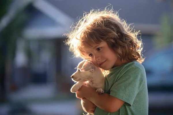Gelukkig kind en hond knuffelt haar met tederheid glimlachen. — Stockfoto
