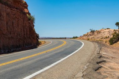 Dağda yaz yolu, Virajlı Arizona Çöl Yolu.