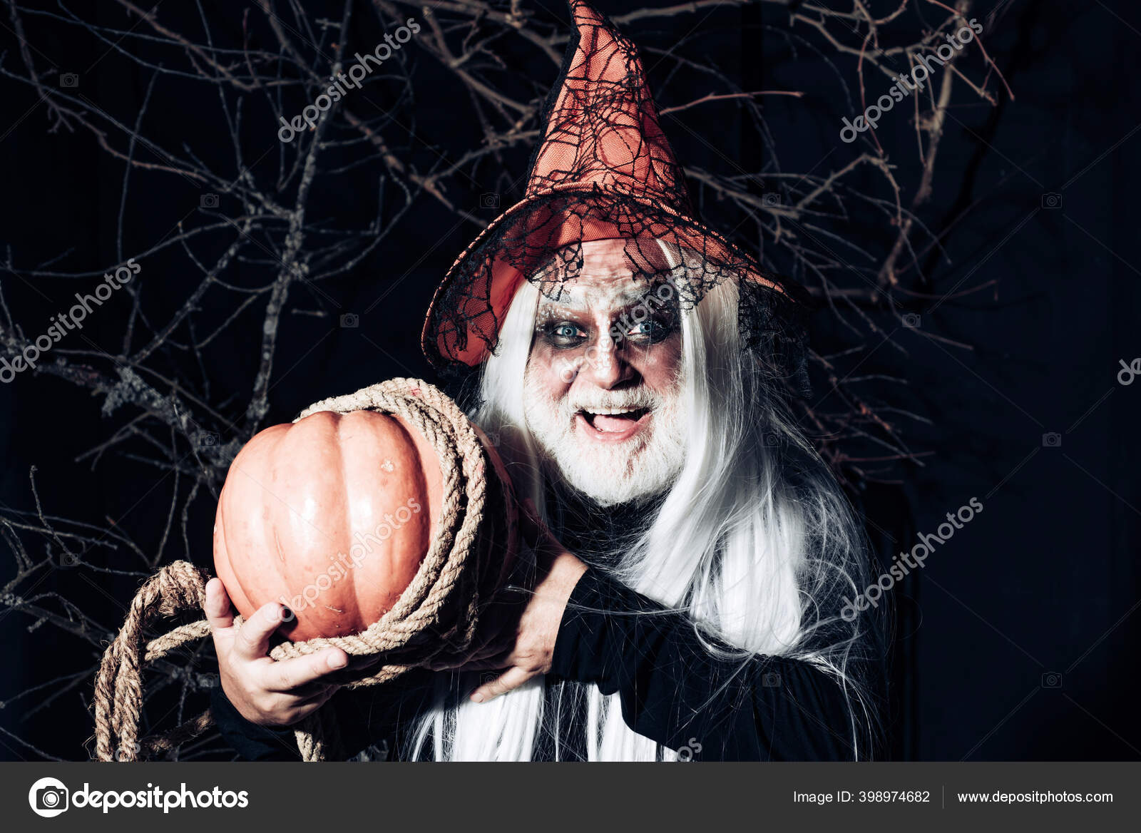 Homem Alegre Na Fantasia De Vampiro De Halloween Foto de Stock