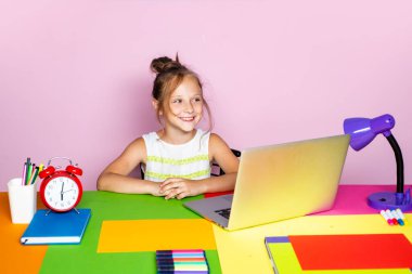 Sınıfta öğrenci. İlkokulun çocuğu.