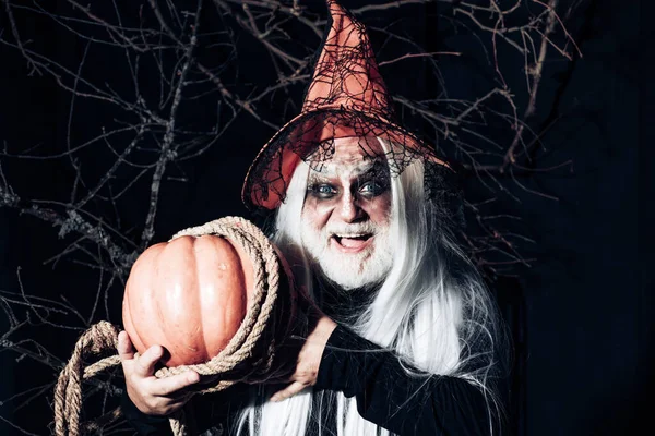 Conceito de Halloween. Homem de Halloween assustador em chapéu - estúdio tiro de perto. Retrato do Diabo com Halloween sangrento compõem mostrando suas emoções. Diabo vampiro homem . — Fotografia de Stock