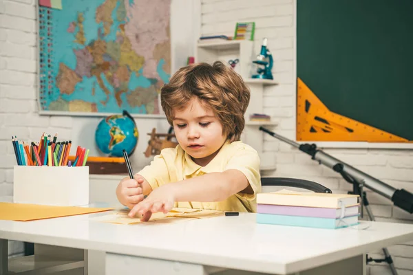 Niño cerca de pizarra en el aula de la escuela. Primer día escolar. — Foto de Stock