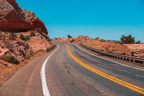 66号線。水平線にアスファルトの道路と自然アメリカの風景. — ストック写真