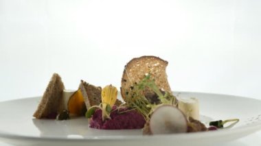 Restoran yemeği. Yemek zarif beyaz tabak..