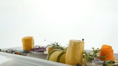 Dilimlenmiş dana etli moleküler tabak. Lüks yemekler, lezzetli yemekler..