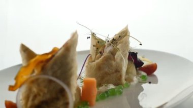 Gurme yemekleri, beyaz tabakta aperatif. Restoran yemekleri, seçici odaklanma, döngü, 360.