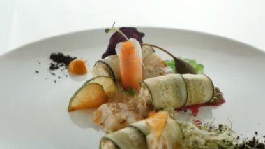 Tabakta servis edilen zarif mutfak yemekleri. Gurme yemek, guisine tasarımı.