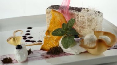 Gurme yemek, guisine tasarımı. Tabakta servis edilen nefis yemekler tatlı tatlılar..