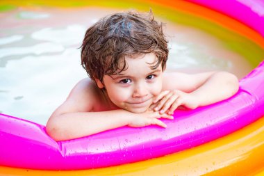 Çocuklar tropikal tatil köylerinde oynarlar. Çocuk ve en iyi yüzme havuzu. Yüzme havuzunda rahatlayan tatlı bir çocuk. Çocuklar Yüzme Havuzu Konsepti. Yaz tatili.