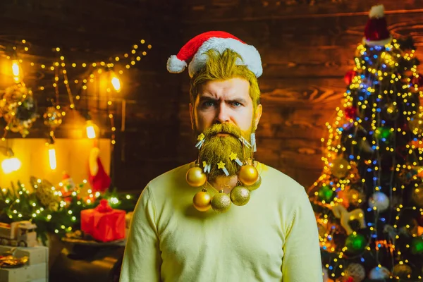 Kerstman gekleed in winterkleding denken aan Kerstmis in de buurt van de kerstboom. Nieuwjaar Kerstconcept. Santa winter portret. — Stockfoto