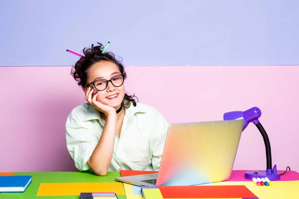 Studenten tienermeisje in de klas. Tiener meisje met notitieboekjes in de middelbare school hal tijdens de pauze. — Stockfoto