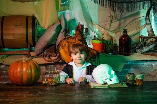 Halloweenversieringen. Gelukkig kind met Halloween pompoen. Fee. Halloween feest met kinderen in Halloween kostuums. — Stockfoto