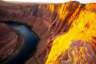 Büyük Kanyon, ABD. Büyük Kanyon Ulusal Parkı 'nın güzel manzarası. Yazın Grand Canyon Ulusal Parkı 'nda güzel bir gün batımı.