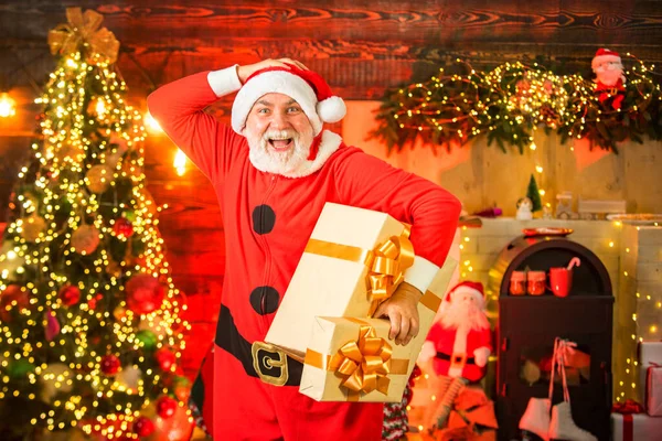 Preparazione natalizia - Babbo Natale che celebra il nuovo anno. Babbo Natale divertente tenere regalo di Natale. — Foto Stock