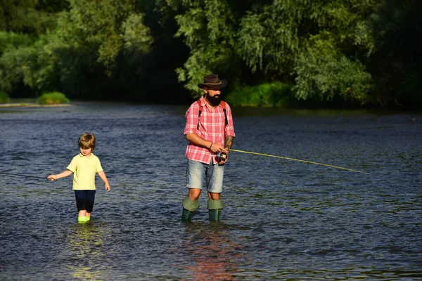Ημέρα πατέρων. Χαρούμενη αγαπημένη οικογένεια. Ευτυχισμένος πατέρας και γιος με καλάμια ψαρέματος στο ποτάμι. Ευτυχισμένος άνθρωπος έννοια της οικογένειας - αλιεία και να διασκεδάσουν μαζί. — Φωτογραφία Αρχείου