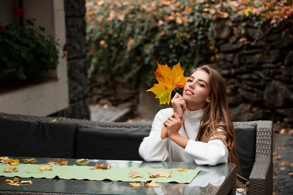 Schöne lächelnde Mädchen mit langen Haaren, roten Lippen, trägt stilvolle Jacke posiert in der Herbststraße. Außenporträt. Weibliches Herbstmodekonzept. — Stockfoto