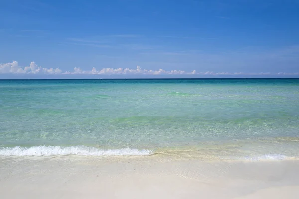 Delikatna fala błękitnego oceanu na czystej, piaszczystej plaży. — Zdjęcie stockowe