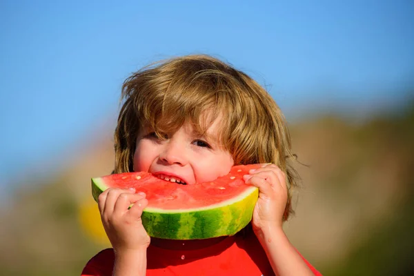 Bonita criança segurando melancia fatia. Melancias doces frescas. Crianças comendo alimentos orgânicos saudáveis. Crianças com legumes . — Fotografia de Stock