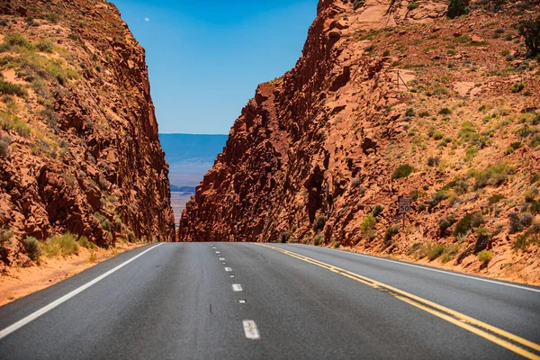 Asphalt highways and mountains. Road against the high rocks. — Stock Photo, Image