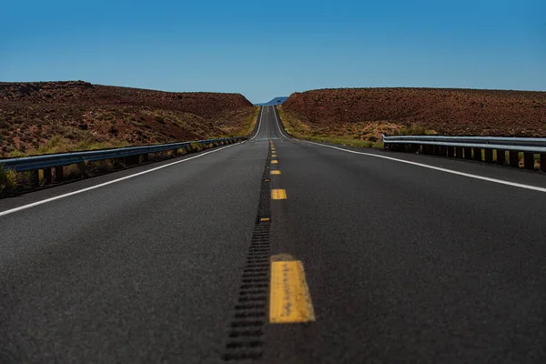 Ruta 66 en California. Textura de asfalto, fondo de camino. Viaje por carretera americano. — Foto de Stock