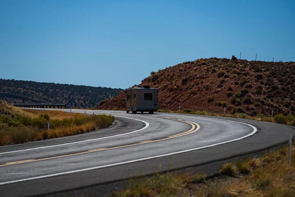 Paisagem americana natural com estrada de asfalto para o horizonte. — Fotografia de Stock