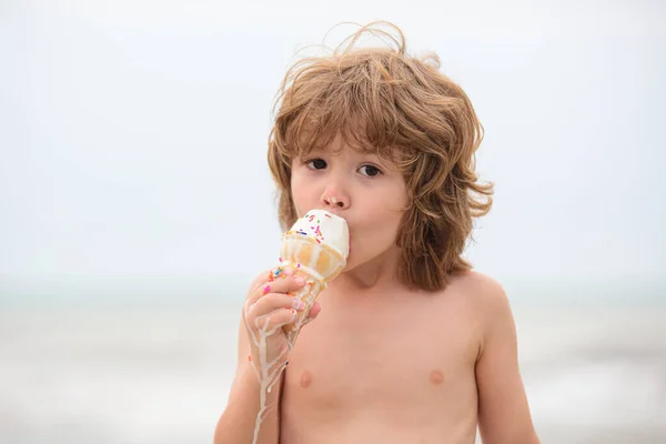 Bonito menino sorrindo comendo um sorvete ao ar livre . — Fotografia de Stock