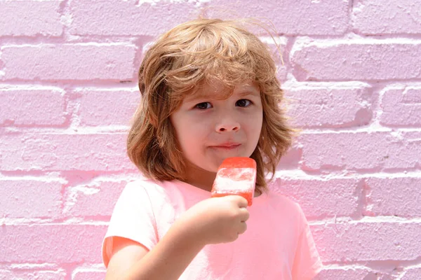 Gelato per bambini. Felice bambino con gelato su sfondo rosa pastello. — Foto Stock