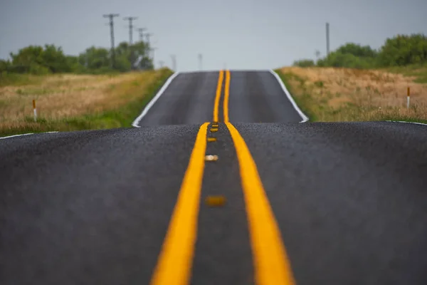 Side view asphalt road. Barren scenery, Endless straight. — Stock Photo, Image