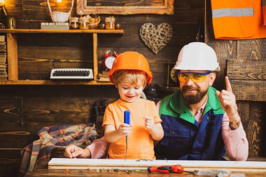 Tornavidayla baba marangoz işleri yapan küçük bir çocuk..