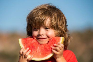 Çocuklar karpuz yiyor. Çiftçilik ve sonbahar ürünleri kavramı.