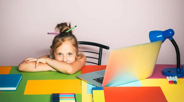 Aluno pré-escolar. Educação e conceito de desenvolvimento inicial. Menina americana escrevendo notas estudo com laptop e livros . — Fotografia de Stock