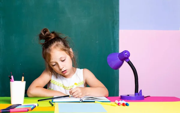 Leitura infantil para educação. Retrato de criança engraçada em uniforme escolar . — Fotografia de Stock