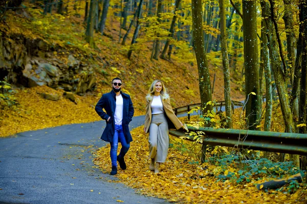 Hipster φθινοπωρινό ζευγάρι μόδας που διασκεδάζουν με το περπάτημα, Ευτυχισμένοι άνθρωποι ταξιδεύουν έννοια του τρόπου ζωής, πλήρους μήκους. Φθινοπωρινός καιρός. — Φωτογραφία Αρχείου