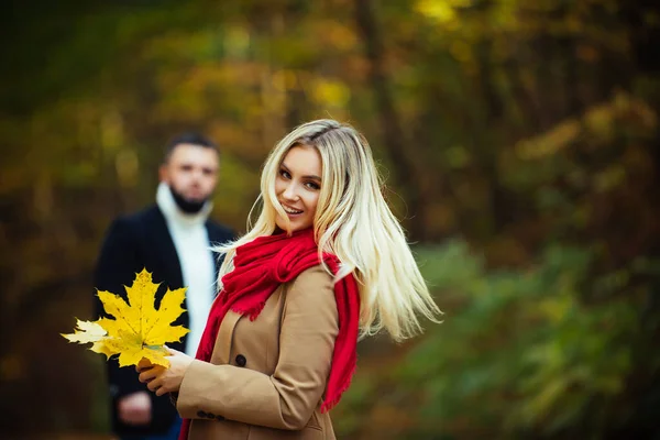 Casal feliz juntos desfrutando de passeio romântico no parque de outono dourado. Retrato de um amante no campo . — Fotografia de Stock