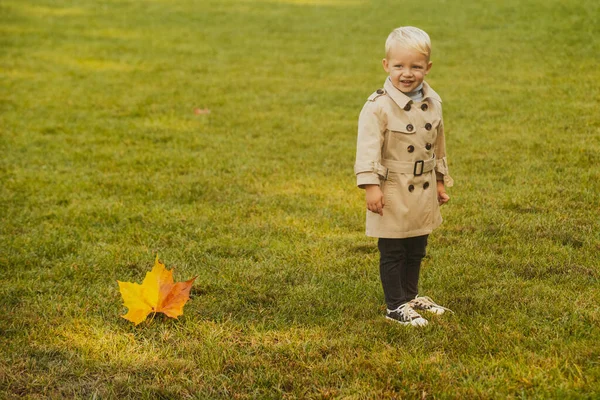 Temporada de moda de otoño para niños. Retrato otoñal de lindo niño caucásico. Niño con abrigo caliente Ropa. —  Fotos de Stock