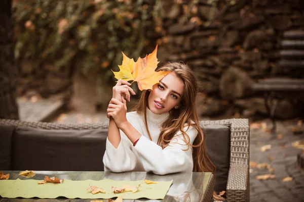 Schönheitsköniginnen genießen den Herbst. Laub fällt und Menschen denken. Warmes, sonniges Wetter. — Stockfoto