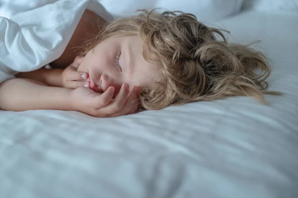 Crianças na cama de dormir, hora de dormir feliz no quarto branco. Miúdo dorme na cama . — Fotografia de Stock