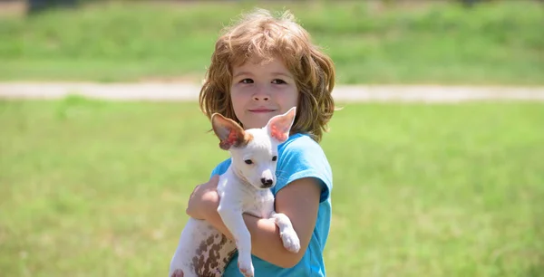 Feliz infancia. Lindos niños con un perro cachorro, verano al aire libre. Mascotas, Cuidado de mascotas. — Foto de Stock