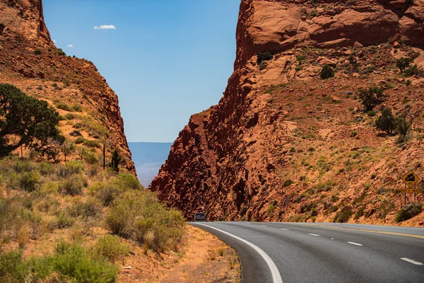 Route 66. Prázdná malebná dálnice v Arizoně, USA. Krajina s kameny, Cesta proti vysoké skále. hory. — Stock fotografie