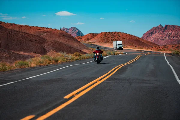 骑自行车的人在传说中的66号公路上开车.加州长沙公路。亚利桑那州沙漠的公路旅行. — 图库照片